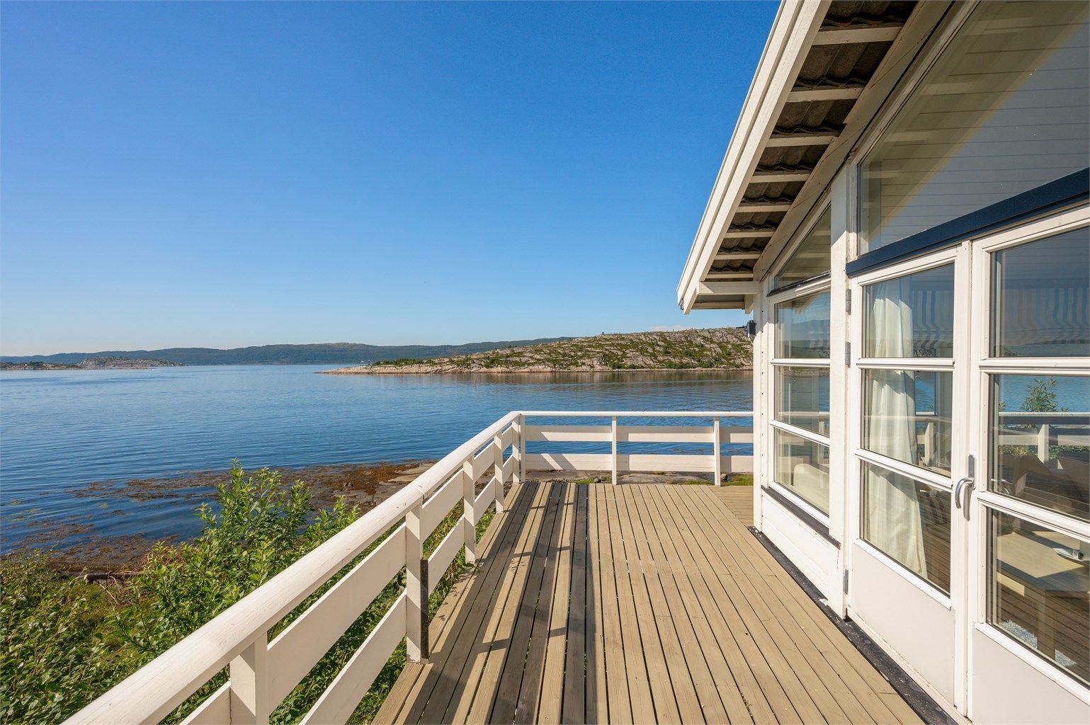 Meget pent opparbeidet naturtomt som ligger skjermet til fra naboene med grense mot skogareal. 