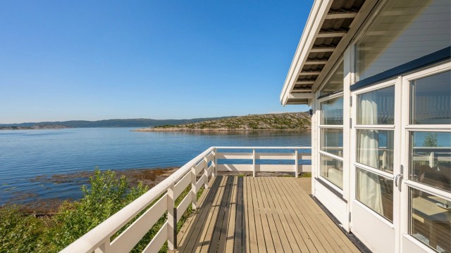 Meget pent opparbeidet naturtomt som ligger skjermet til fra naboene med grense mot skogareal.