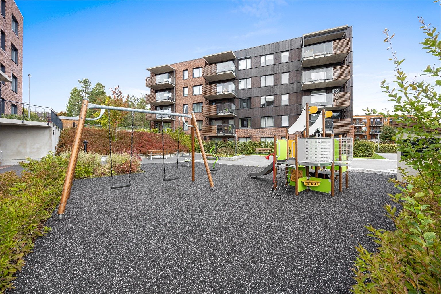 Felles lekeplass på tomten og kort gangavstand til Marikollen Idrettspark.