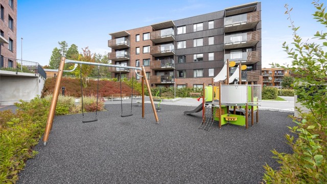 Felles lekeplass på tomten og kort gangavstand til Marikollen Idrettspark.
