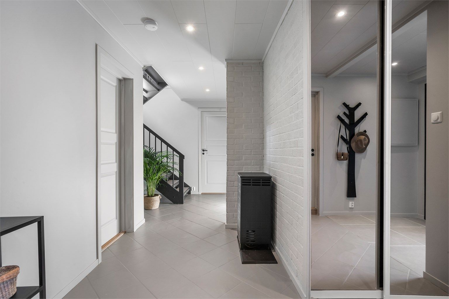 Slitesterkt flislagt gulv mellom rommene.