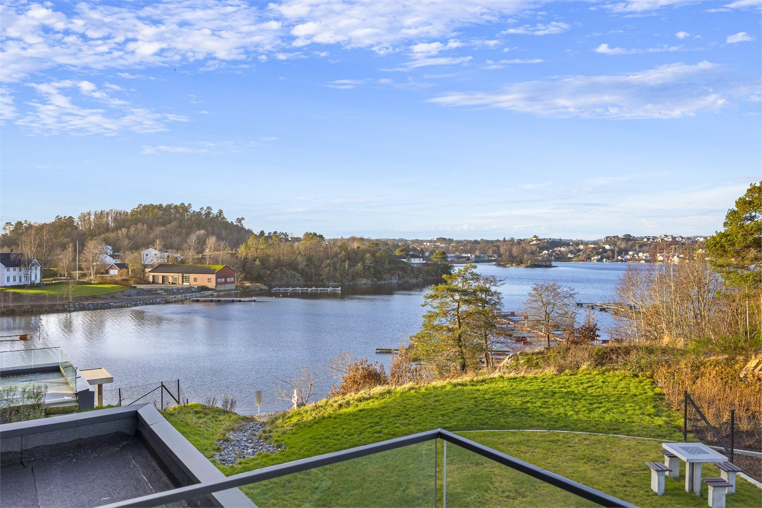 Idyll i vannkanten - Ca. 100 meter fra sandstrand hvor det er tinglyst rett til å oppholde seg og nyte sommeren.