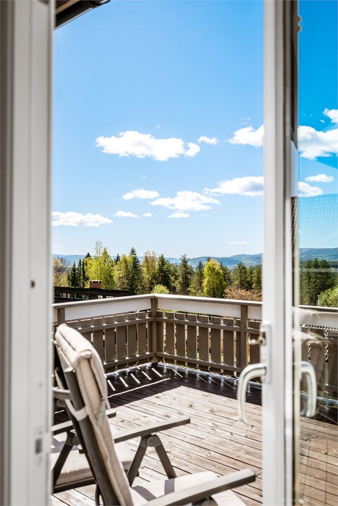 Utsikten over nærområdet kan nytes fra flere rom i boligen.