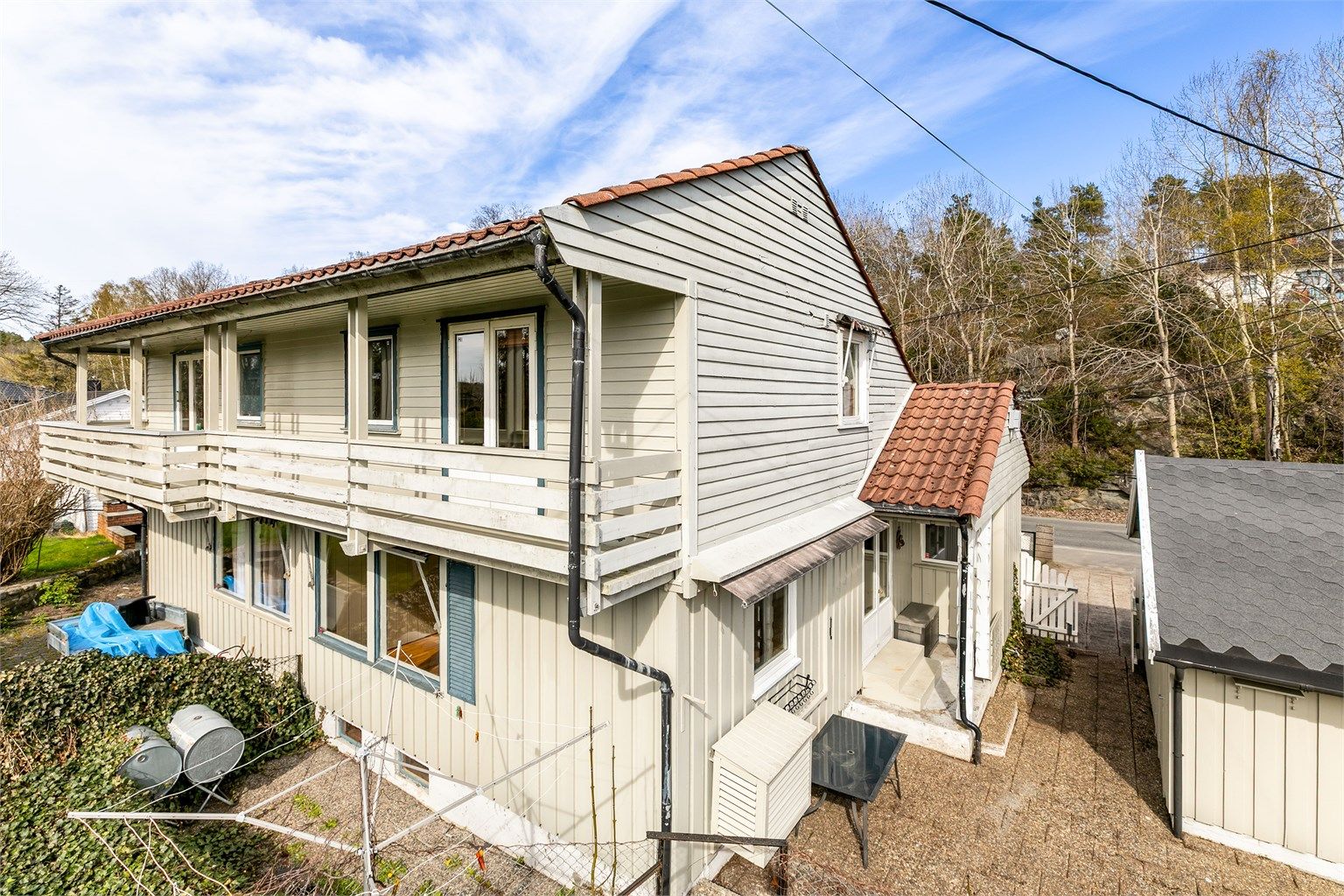 Boligen har behov for oppgraderinger utvendig som innvendig, blant annet av yttertaket som ikke er tett. Fotograf; Børge Oppegård.