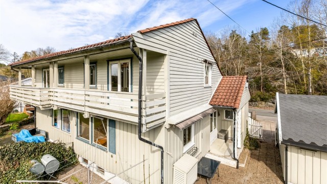 Boligen har behov for oppgraderinger utvendig som innvendig, blant annet av yttertaket som ikke er tett. Fotograf; Børge Oppegård.