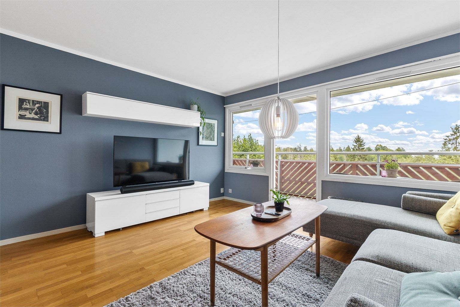 Lys og hyggelig stue, med utgang til balkong på 10 kvm. 