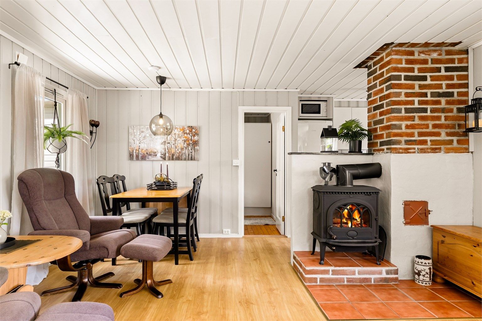 Vedovn er montert for varme og hygge på kjølige dager.