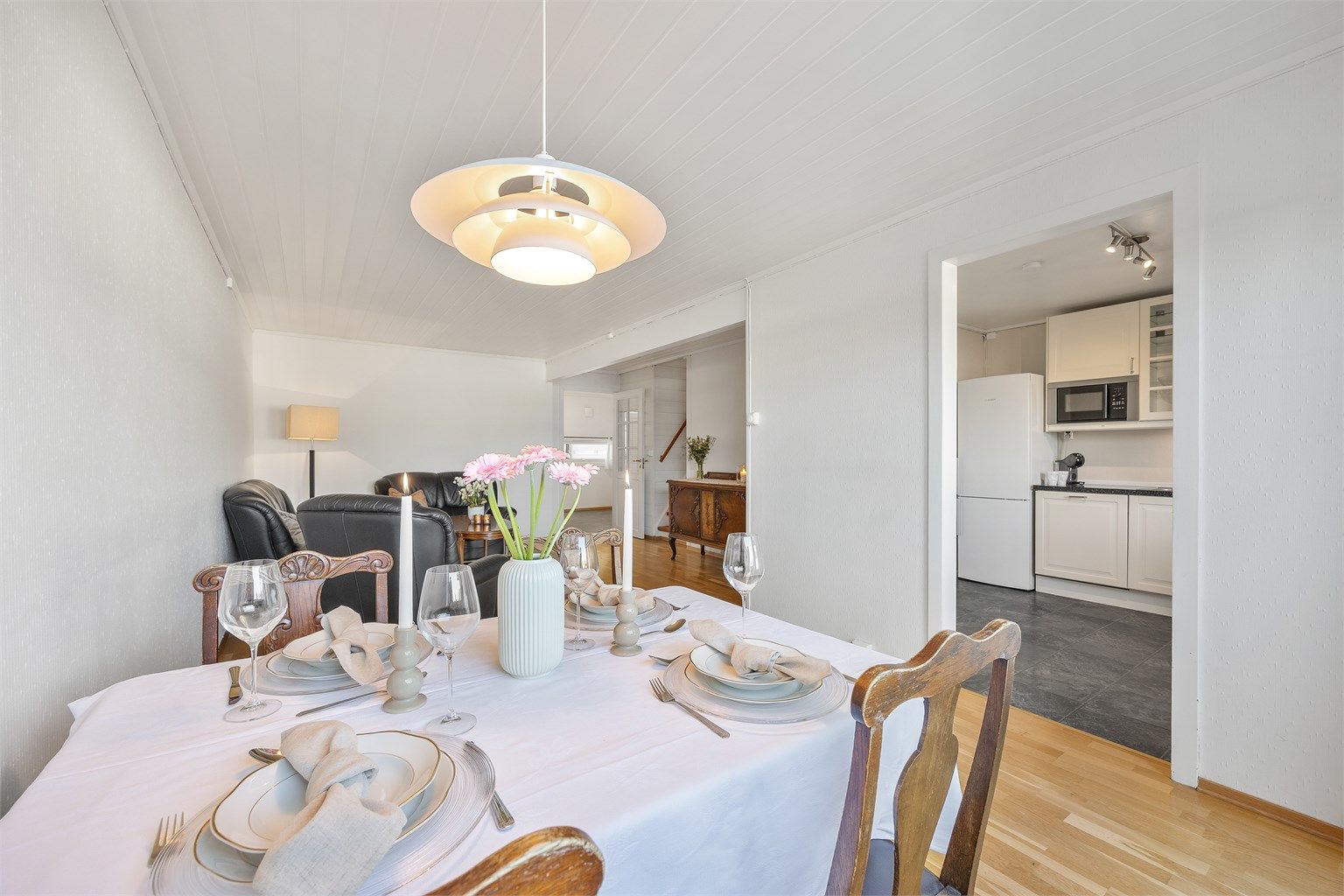 Spisestuen fungerer som et naturlig bindeledd mellom kjøkken og stue.