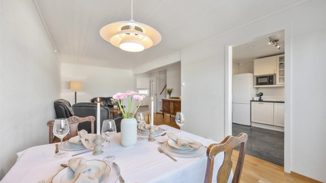 Spisestuen fungerer som et naturlig bindeledd mellom kjøkken og stue.