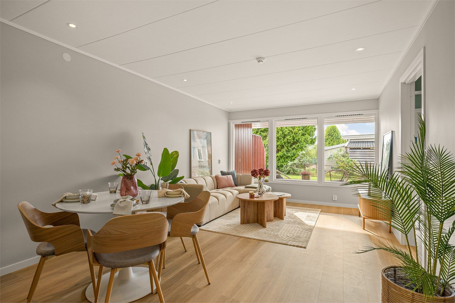 Samtidig med oppussing er også romløsningen modernisert, blant annet med stuen og kjøkkenet i en åpen sosial sone på 30 kvm. Bilde fra tilsvarende leilighet.