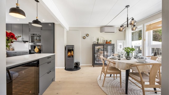 Spisestuen og kjøkkenet er et samlet rom, med enstavs parkett på gulvet.