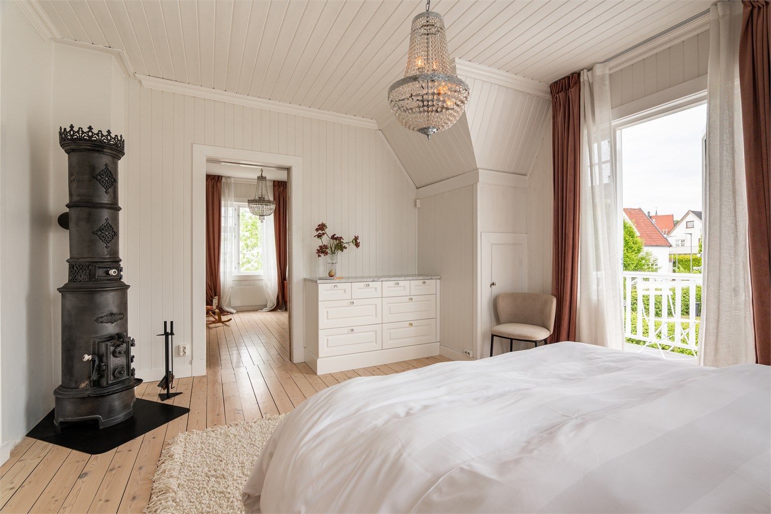 Med terrassedøren på gløtt slipper svalende luft inn til soverommet gjennom natten. På altanen utenfor er det sol første del av dagen.