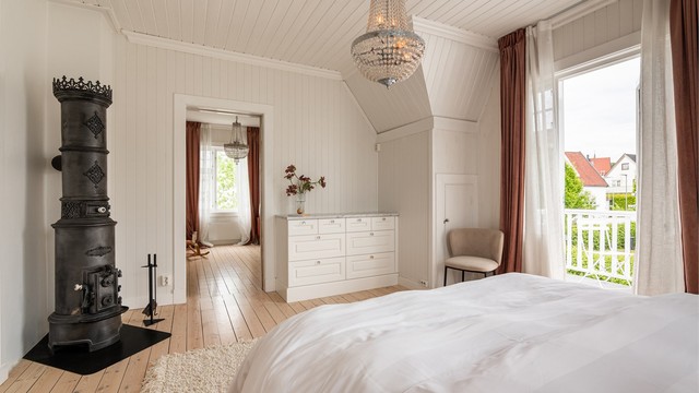 Med terrassedøren på gløtt slipper svalende luft inn til soverommet gjennom natten. På altanen utenfor er det sol første del av dagen.