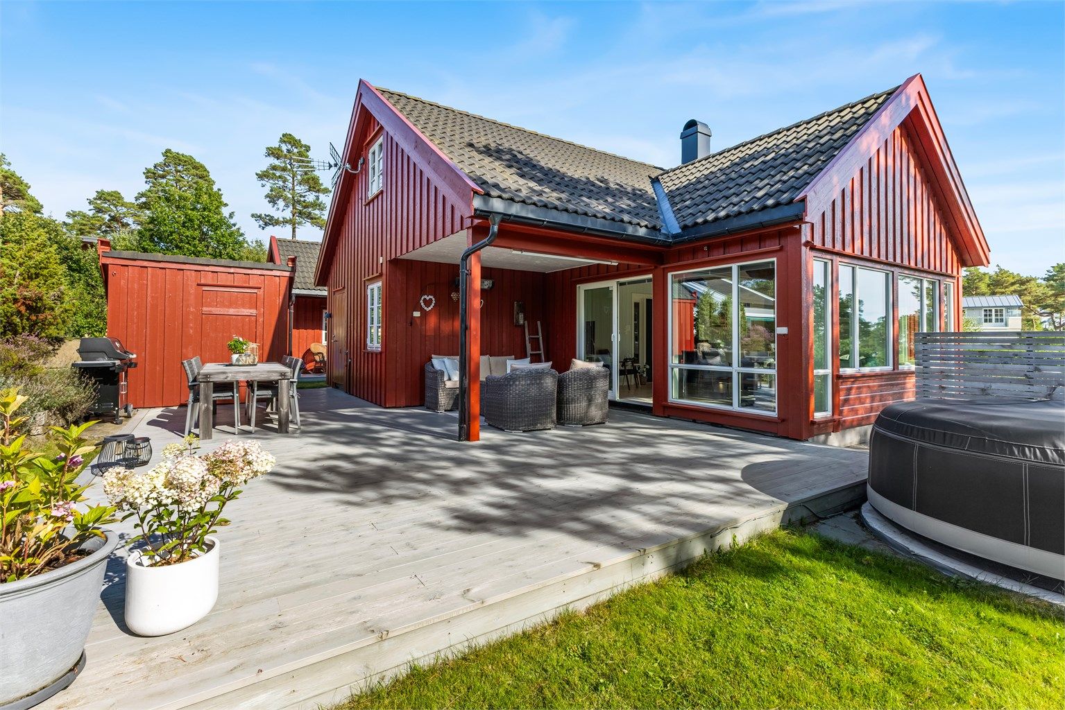 Flott fritidsbolig med stor usjenert terrasse og solrik beliggenhet