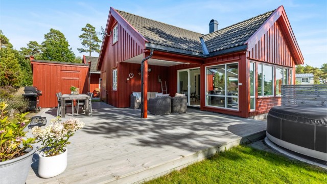 Flott fritidsbolig med stor usjenert terrasse og solrik beliggenhet