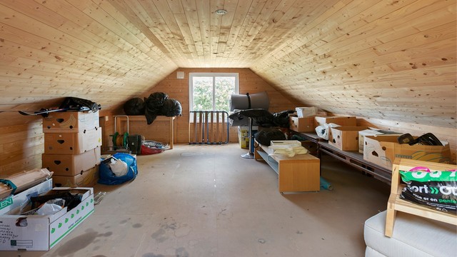Garasjen har et romslig lagringsloft med gulvareal på 26 m².