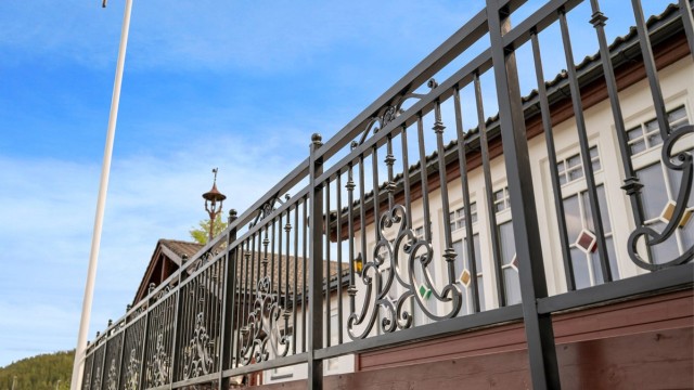 Alle detaljer både inne og ute er en fryd å vandre igjennom.