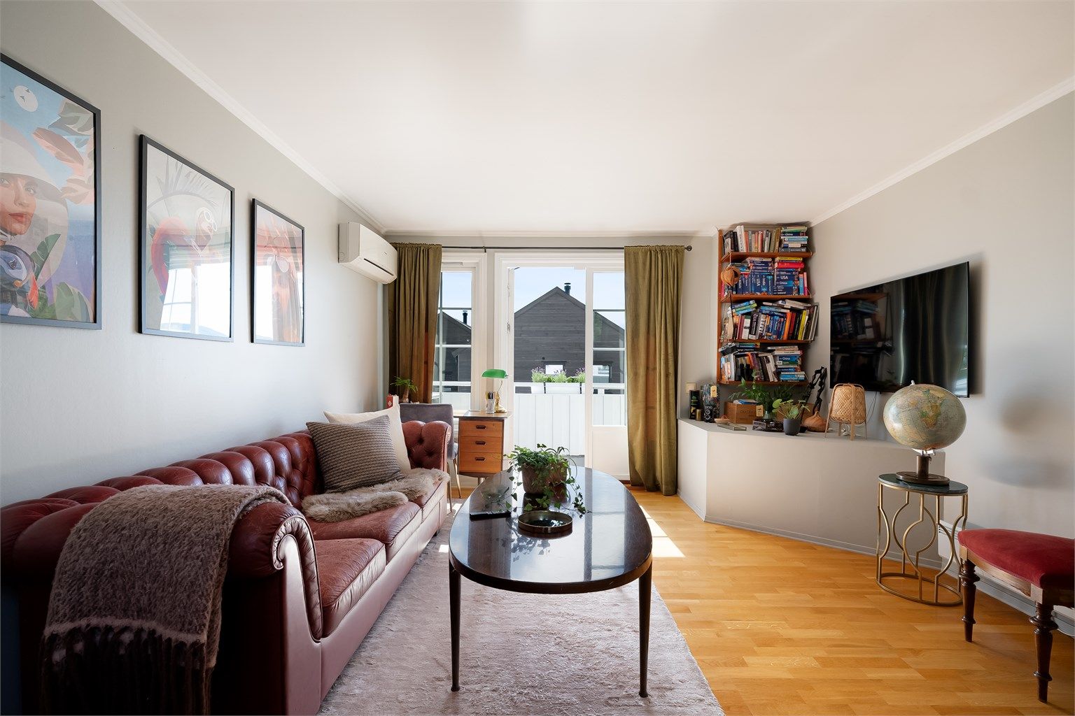  Stuen på loftet - et allsidig rom med plass til sofagruppe og har utgang til balkong på 13 kvm. 