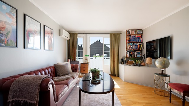 Stuen på loftet - et allsidig rom med plass til sofagruppe og har utgang til balkong på 13 kvm.