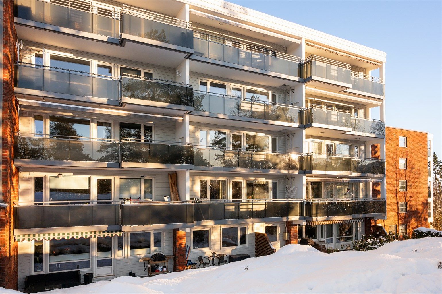 Leiligheten er en endeleilighet, og balkongene ble rehabilitert i 2024.