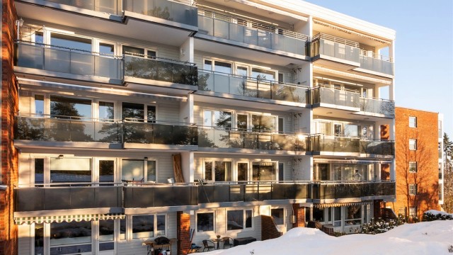 Leiligheten er en endeleilighet, og balkongene ble rehabilitert i 2024.