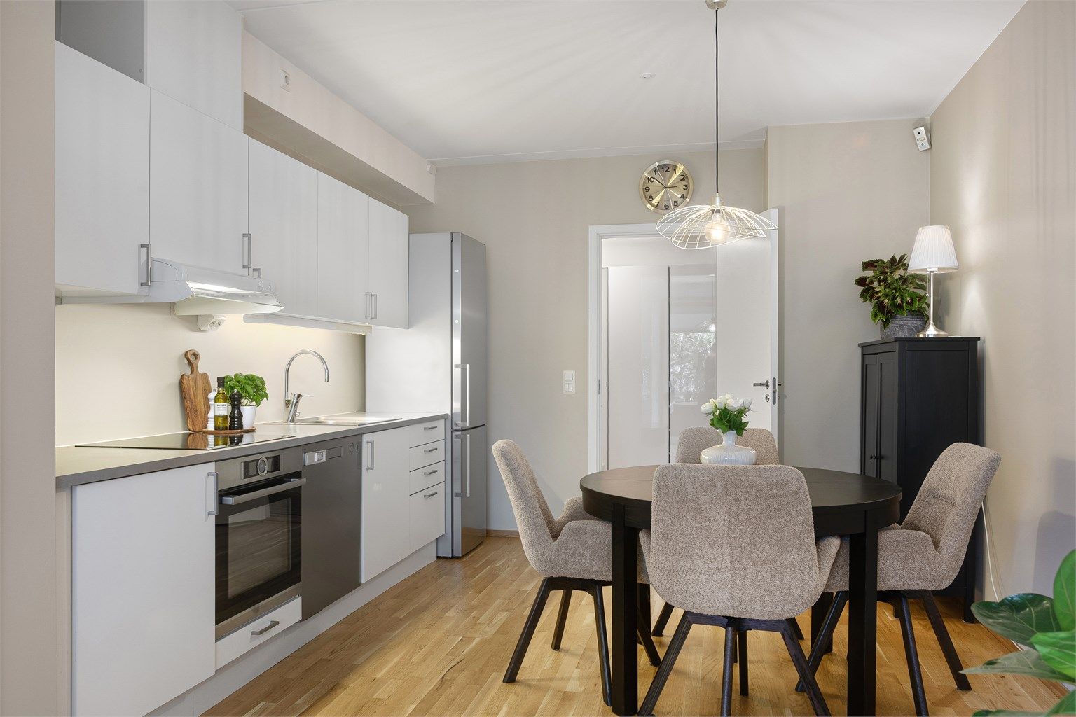 Kjøkken med plass til spisebord. 