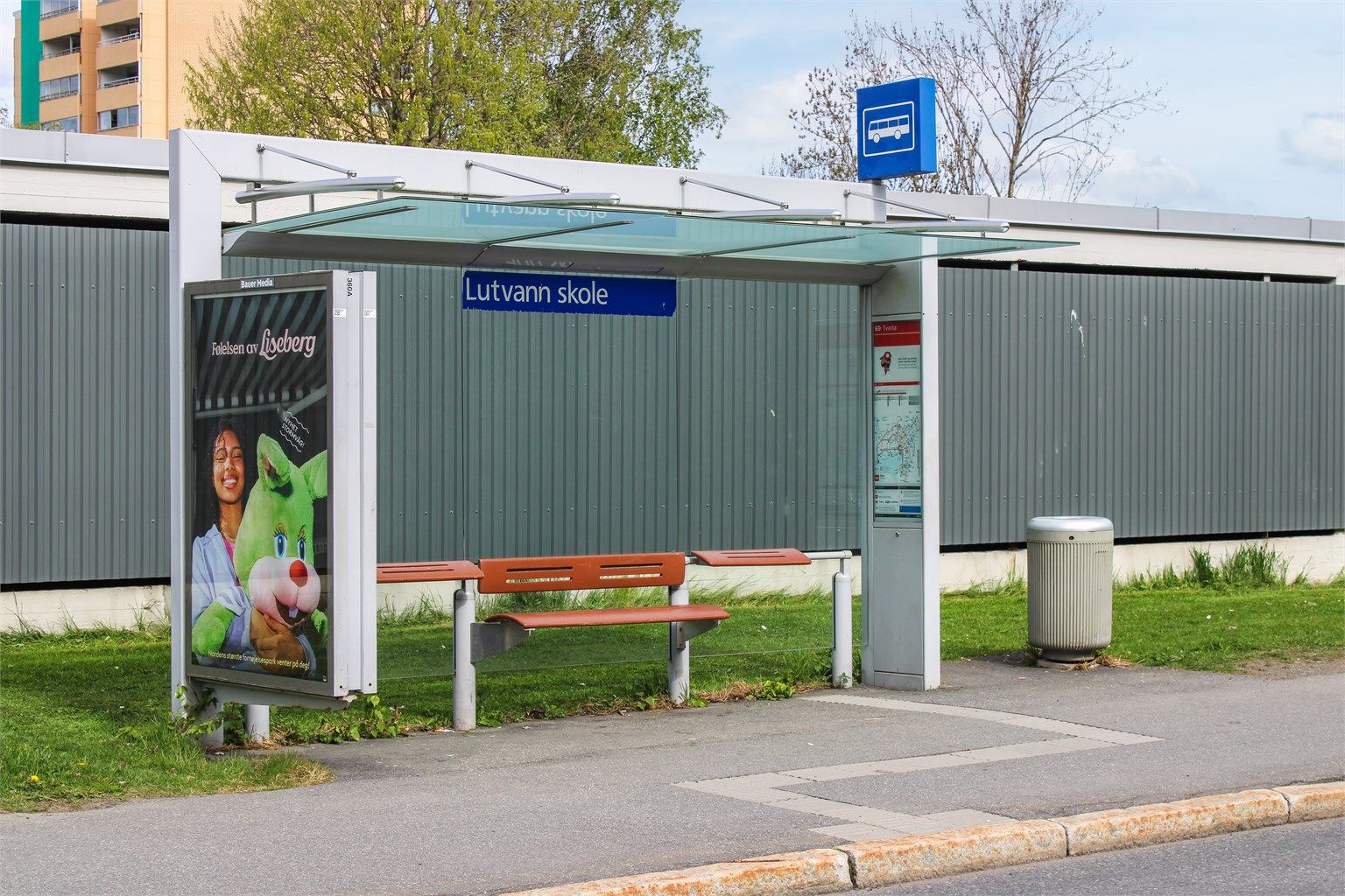 Lokalbuss (Lutvann - Tveita) rett utenfor.