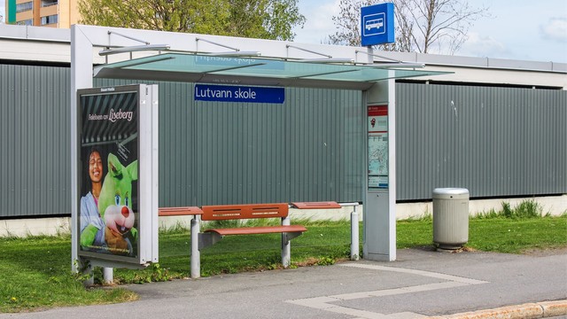 Lokalbuss (Lutvann - Tveita) rett utenfor.