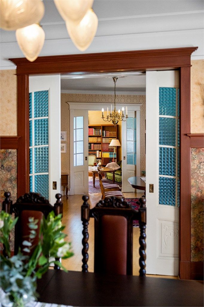 Skyvedører mellom spisestue og midtstue og tilsvarende midtstue og peis-stue.