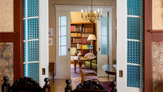 Skyvedører mellom spisestue og midtstue og tilsvarende midtstue og peis-stue.