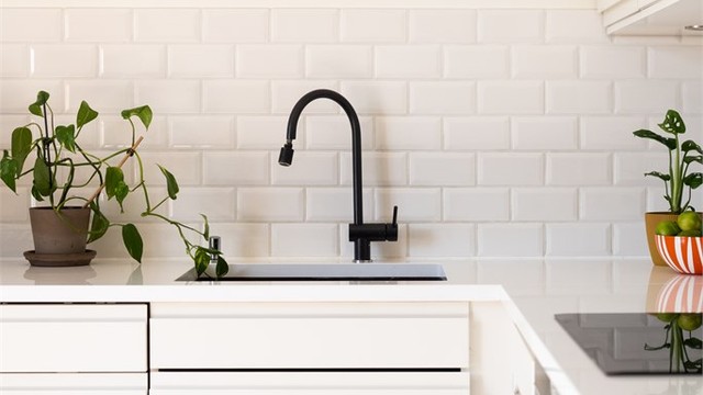 Kjøkkenventilator med kullfilter er montert over kokeplassen.