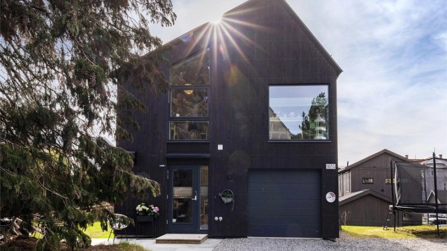 Garasje for én bil med elbillader. I tillegg kan du parkere på oppstillingsplass til høyre for huset foran trampolinen