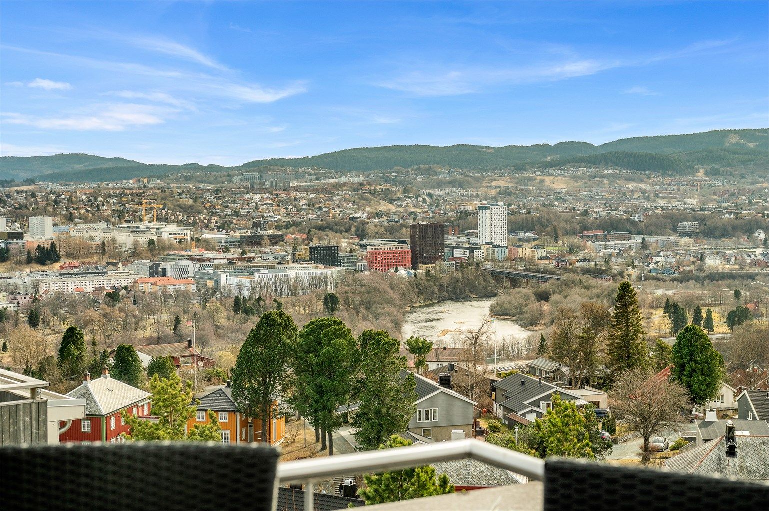 Innen kort avstand finner du også populære utfartsmål som Theisendammen, med badeplass, turstier tilrettelagt for både barnevogn og rullestol, samt gode fasiliteter som grillplasser og toaletter. Om vinteren prepareres det skøyteløype rundt dammen. 