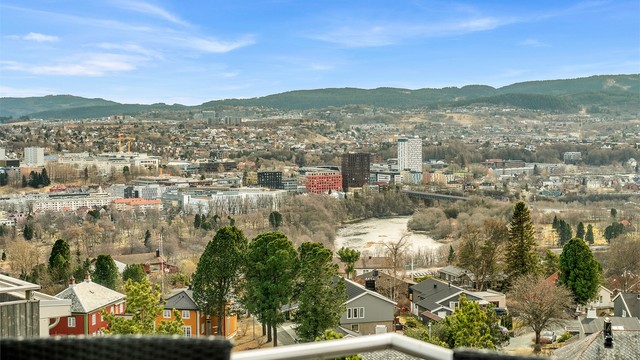 Innen kort avstand finner du også populære utfartsmål som Theisendammen, med badeplass, turstier tilrettelagt for både barnevogn og rullestol, samt gode fasiliteter som grillplasser og toaletter. Om vinteren prepareres det skøyteløype rundt dammen.