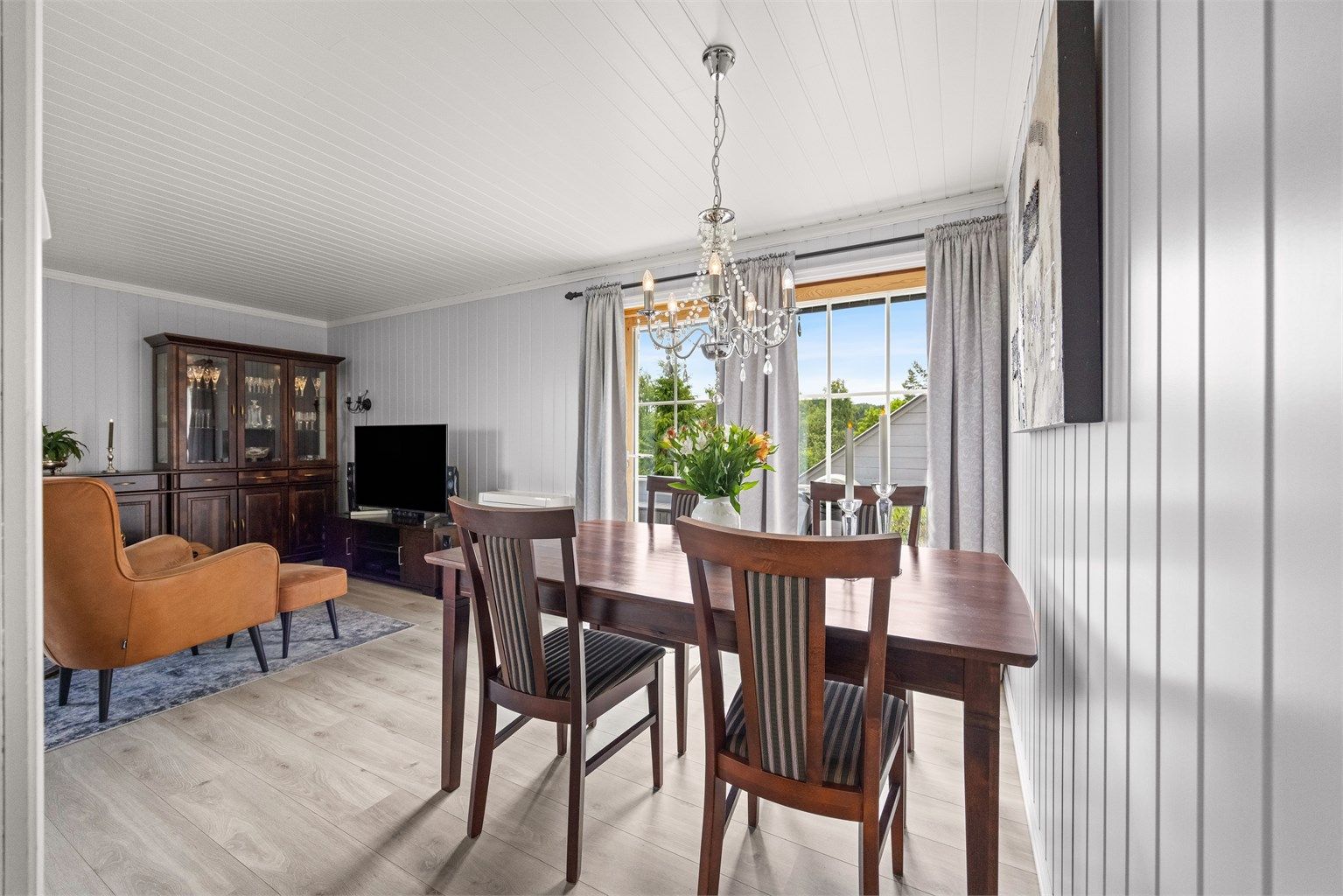 Spisestuen har plass til langbord og er plassert i nærheten av kjøkkenet.