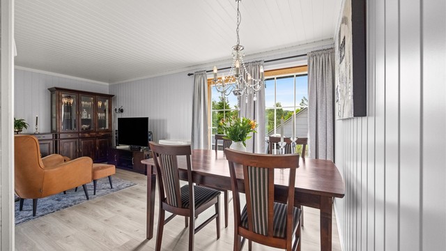 Spisestuen har plass til langbord og er plassert i nærheten av kjøkkenet.