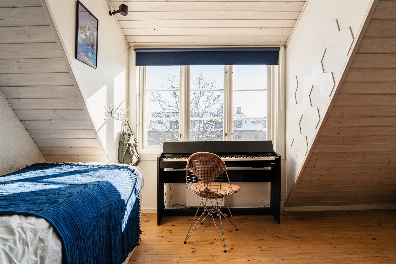 Vinduet gir godt med naturlig lys og utsikt over nærområdet.