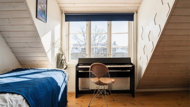 Vinduet gir godt med naturlig lys og utsikt over nærområdet.