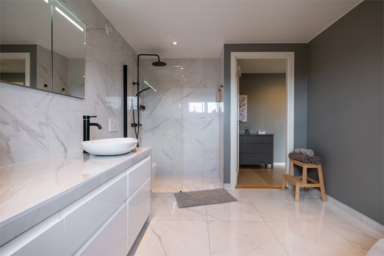 Dusjnisje med glassvegg, tilkoblet både hånd- og regndusj.