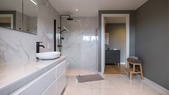 Dusjnisje med glassvegg, tilkoblet både hånd- og regndusj.