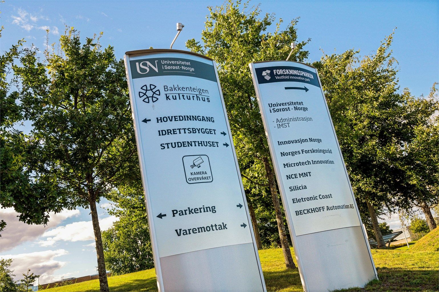 USN Campus Vestfold og Bakkenteigen kulturhus ligger et par kilometer unna.