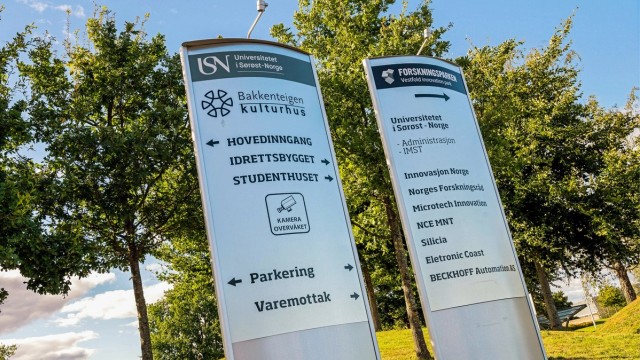 USN Campus Vestfold og Bakkenteigen kulturhus ligger et par kilometer unna.