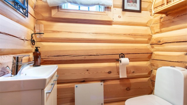 Toalettrom med servantinnredning