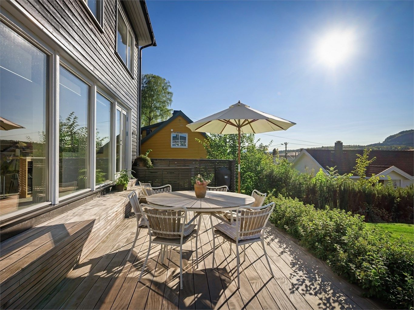 Terrassen er på ca. 44 kvm og har videre utgang til hagen