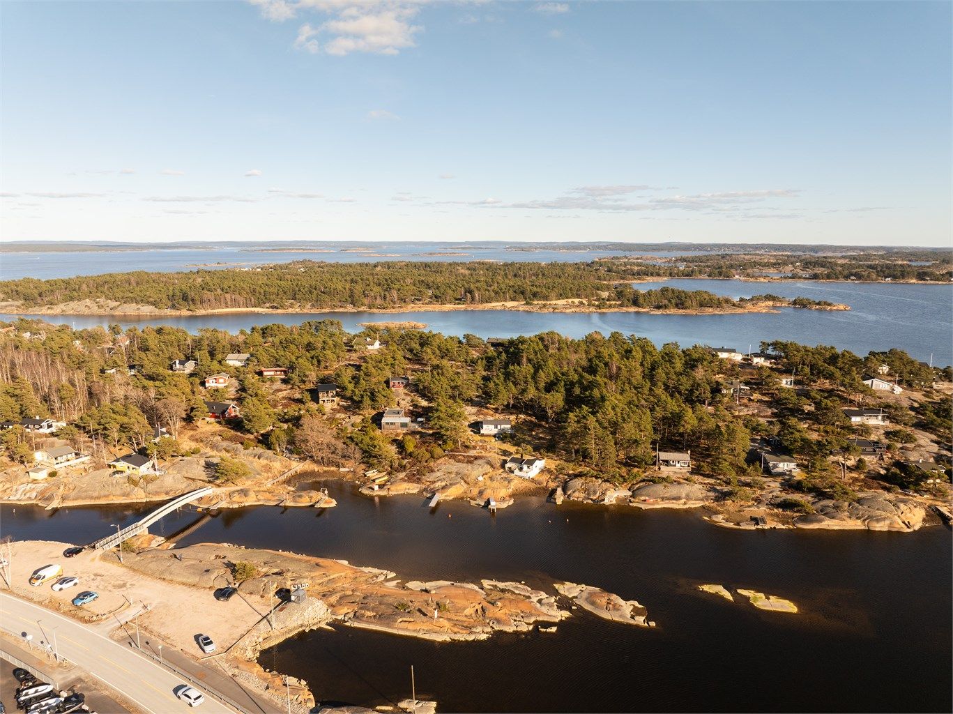 Siljeholmen med omkring 90 hytter er ofte omtalt som Hvalers tettest bebygde holme, men har til gjengjeld et ordensfylt og rolig miljø.