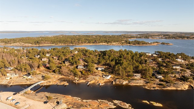Siljeholmen med omkring 90 hytter er ofte omtalt som Hvalers tettest bebygde holme, men har til gjengjeld et ordensfylt og rolig miljø.