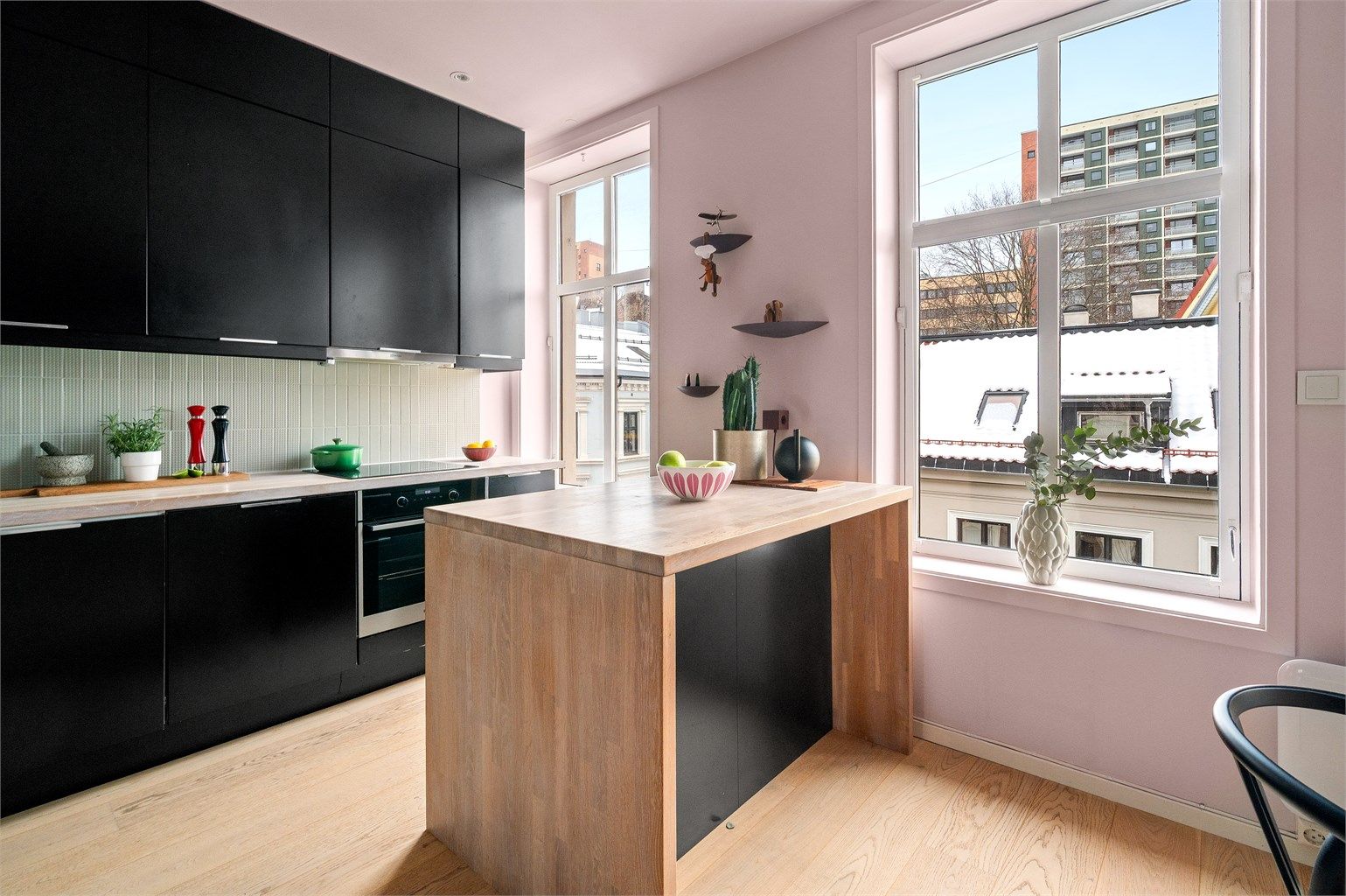 Induksjonstopp, stekeovn og oppvaskmaskin er sømløst integrert i innredningen. 