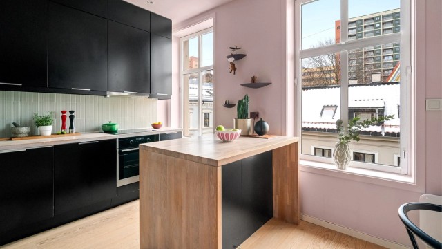 Induksjonstopp, stekeovn og oppvaskmaskin er sømløst integrert i innredningen.