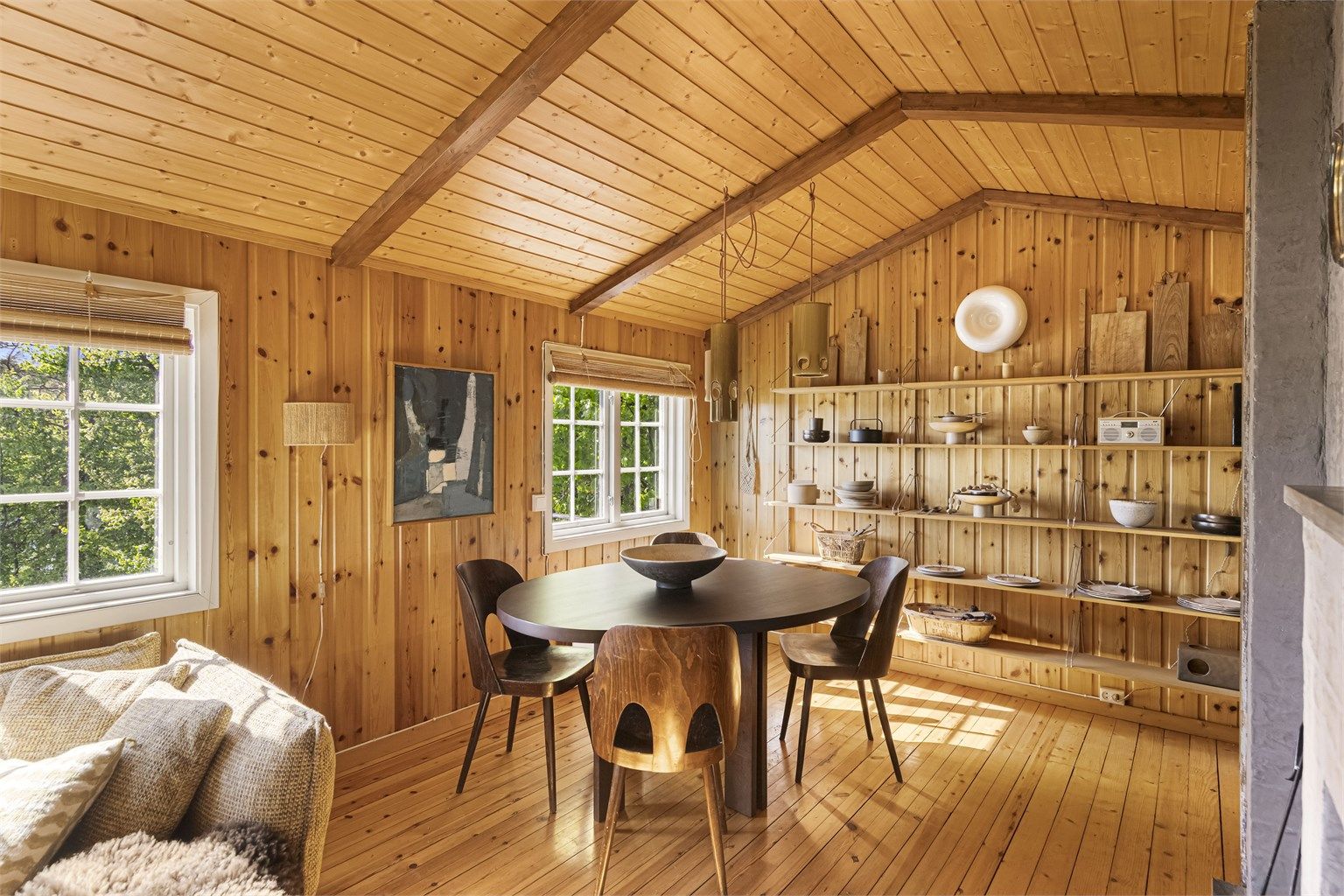 Stuen har god plass til spisebord.
