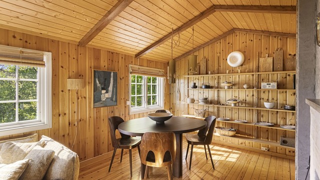 Stuen har god plass til spisebord.